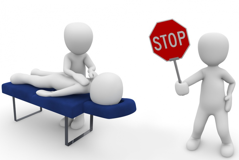 Postać masująca pacjenta na stole do masażu, a obok postać ze znakiem STOP, który nawiązuje do przeciwwskazań do wykonania masażu