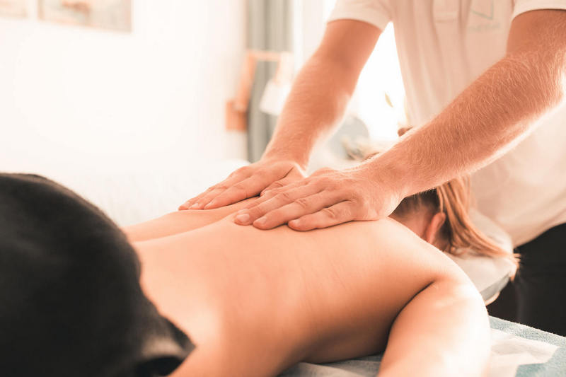 Masaż pleców na stole do masażu.