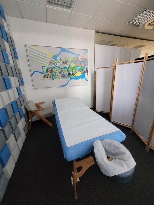 Łóżko do masażu za parawanem